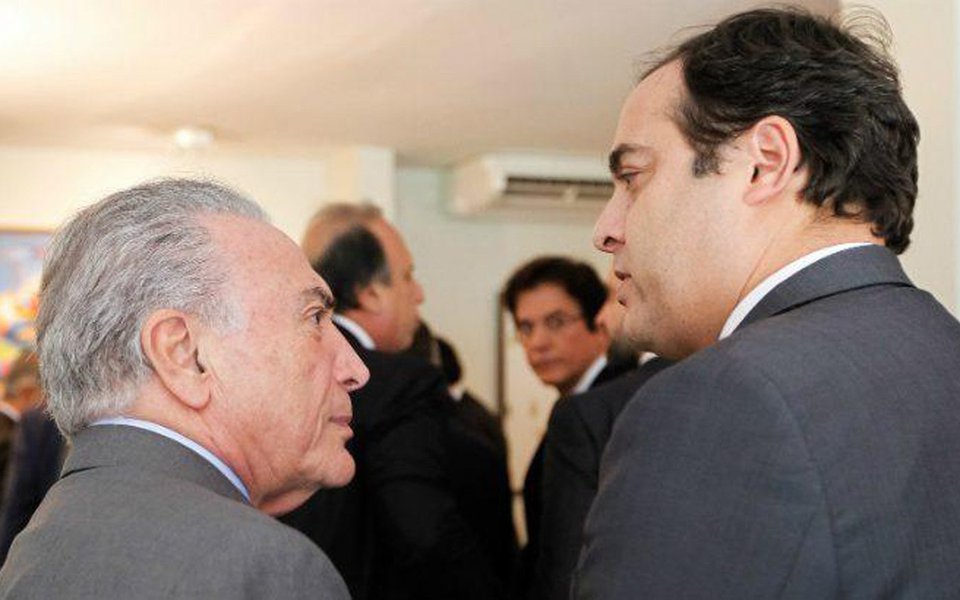 Governador de Pernambuco, Paulo Câmara (PSB), que até poucos meses atrás apoiou o golpe parlamentar que alçou Michel Temer ao poder, disse que o peemedebista só pensa em sua sobreviver politicamente; "Não é possível que a gente tenha uma condição com tanto desemprego, tanta confusão e as pessoas só pensem em sobrevivência política", afirmou em referência às denúncias contra o peemedebista; "Não temos nada planejado. Tudo é feito a toque de caixa, tudo sem explicação, sem transparência, de uma forma com que eu não concordo", completou