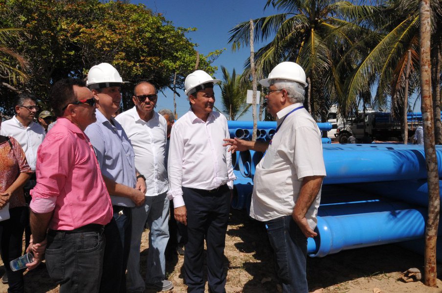 O governador Wellington Dias entregou, no município de Luís Correia, obras de mobilidade urbana, iluminação pública e abastecimento hídrico que beneficiam a região do litoral piauiense; o chefe do Executivo estadual também assinou ordem de serviço para novos investimentos; governo avalia que as cumprem importante papel para a consolidação do turismo no litoral do Piauí; dentre elas a Adutora do Litoral, com aporte de R$ 58 milhões do BNDES e da Caixa Econômica; a obra é considerada uma das principais ações estruturantes do executivo estadual na região