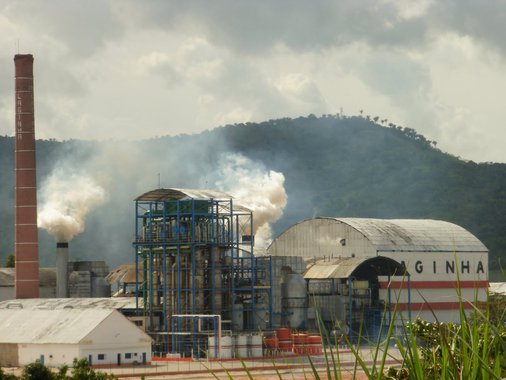 Escada abaixo, a safra de cana-de-açúcar em Alagoas caiu num abismo que pode não ter volta; com média histórica de produção de 26 milhões de toneladas, o setor sofreu abalos seguidos a partir do início da crise no setor financeiro internacional em 2008 e também com falta de chuvas; estado, que já teve 24 usinas em operação, agora são apenas 17, mas nem todas deverão moer nesta safra prevista para produzir apenas entre 13 milhões e 15 milhões de tonelada