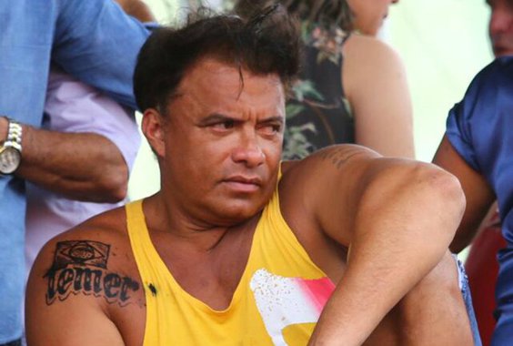 Sinceramente, eu nunca tinha visto algo de tão mal gosto. Tatuar em seu corpo o nome de um presidente golpista, desonesto, acusado (com provas concretas) de receber malas de dinheiro e envolvido até o pescoço com corrupção, deveria ser considerado apologia ao crime