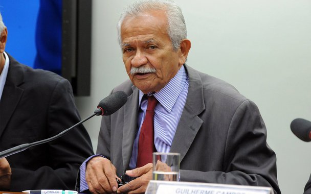 "O povo brasileiro espera dos seus representantes, deputados federais, voto contra Michel Temer e a favor da investigação das graves denúncias que ele enfrenta", diz o deputado federal cearense Chico Lopes (PCdoB); para ele, a população espera do Congresso "uma resposta concreta contra Temer", tanto pela apuração das denúncias graves como a de mesada de R$ 500 mil levados pelo "homem da mala", quanto "pelo crime de extermínio dos direitos sociais", como as leis trabalhistas, os investimentos públicos em saúde e educação (congelados por 20 anos), o fim da proteção legal contra a terceirização para todas as atividades, o desvio dos recursos do pré-sal para empresas estrangeiras, entre outras medidas extremamente impopulares tomadas pelo governo