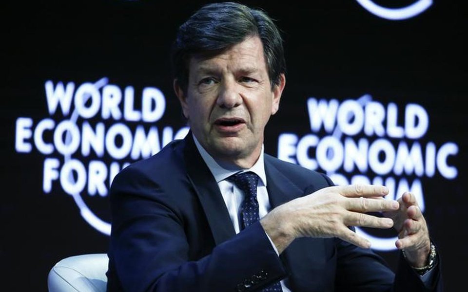 “A capacidade do governo de direcionar a agenda legislativa vai sendo enfraquecida se ele precisar usar capital político para outros fins”, afirmou Mário Mesquita, economista-chefe do Itaú, em referência à possibilidade de o Michel Temer receber novas denúncias por crimes e que precisarão passar pelo crivo da Câmara dos Deputados para seguir adiante; comandado por Roberto Setúbal, o Itaú foi um dos entusiastas do golpe de 2016 e defendia a mudança nas aposentadorias