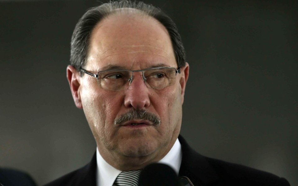 O governador do Rio Grande do Sul, José Ivo Sartori, pediu a ministros do STF, em Brasília, para confirmarem a suspensão do pagamento das parcelas da dívida do estado com a União; uma liminar do ministro Marco Aurélio de Mello suspendeu o pagamento das parcelas e determinou que os repasses de recursos federais sejam mantidos