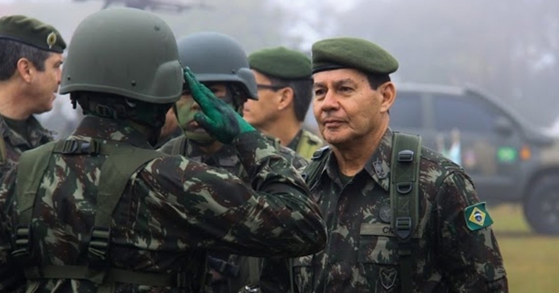 A Comissão de Direitos Humanos do Senado aprovou nesta quarta-feira requerimento para ouvir esclarecimentos do general do Exército, Antonio Hamilton Mourão; o militar afirmou numa palestra, em Brasília, que seus "companheiros do Alto Comando do Exército" entendem que uma "intervenção militar" poderá ser adotada se o Judiciário "não solucionar o problema político"; inicialmente a ideia de senadores era de convocação, quando o comparecimento não é opcional. Contudo, após um acordo político ficou decidido que seria um convite