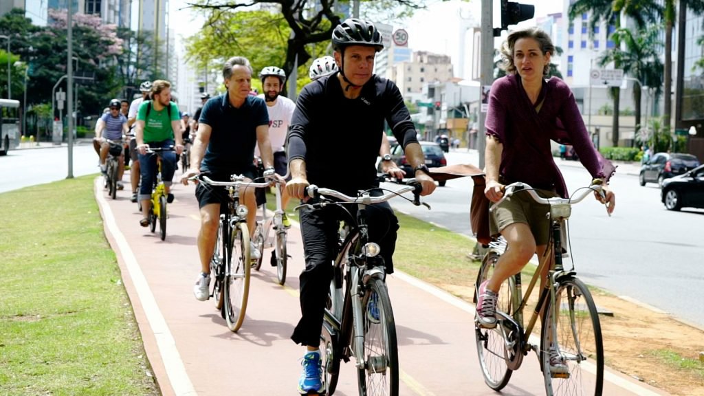 O prefeito tucano, que chegou a jogar flores de uma ciclista no chão, tem “descontinuado” as políticas de incentivo ao uso da bicicleta em São Paulo – marca da gestão Haddad – e, como efeito, a morte de ciclistas aumentou, de acordo com o Ciclocidade, em 75% apenas no primeiro semestre deste ano 