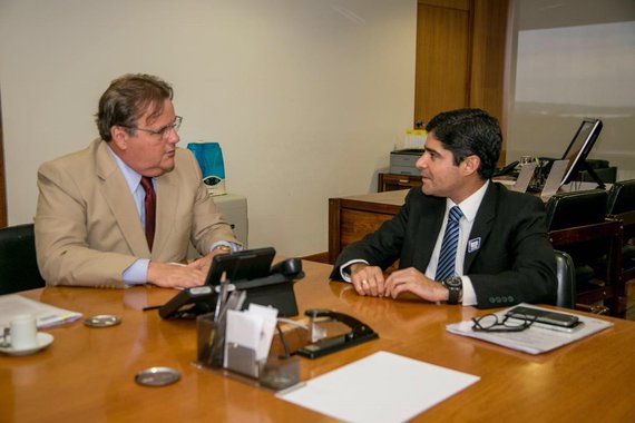 Diante da tentativa de ACM Neto (DEM) de tentar minimizar sua proximidade com o ex-ministro Geddel Vieira Lima, adversários do prefeito de Salvador refrescam sua memória com fotos e vídeos dos dois nas redes sociais; no vídeo acima, que conta ainda com a presença do senador Aécio Neves (PSDB), ACM aparece fazendo uma sessão de elogios a Geddel, e promete "lutar muito" para fazer do peemedebista senador pela Bahia