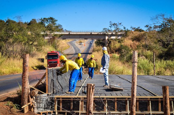 As 39 obras rodoviárias e de aeródromos realizadas pela Agência Goiana de Transportes e Obras (Agetop), com recursos do Programa Goiás na Frente, estão em ritmo acelerado por todo o estado, com investimento de R$ 651,9 milhões; de acordo com o governo, são 15 obras de duplicação: GO-070 (quatro intervenções), GO-010, GO-080 (seis intervenções), GO-139, GO-206, GO-213, e GO-207. As obras na GO-070 terão quase R$ 100 milhões em investimentos, e as da GO-080, aproximadamente R$ 70 milhões
 