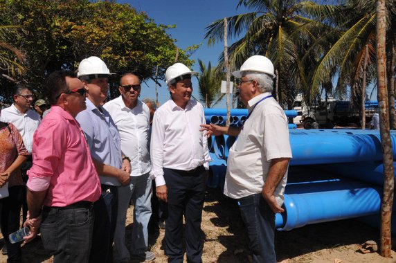 O governador Wellington Dias entregou, no município de Luís Correia, obras de mobilidade urbana, iluminação pública e abastecimento hídrico que beneficiam a região do litoral piauiense; o chefe do Executivo estadual também assinou ordem de serviço para novos investimentos; governo avalia que as cumprem importante papel para a consolidação do turismo no litoral do Piauí; dentre elas a Adutora do Litoral, com aporte de R$ 58 milhões do BNDES e da Caixa Econômica; a obra é considerada uma das principais ações estruturantes do executivo estadual na região
