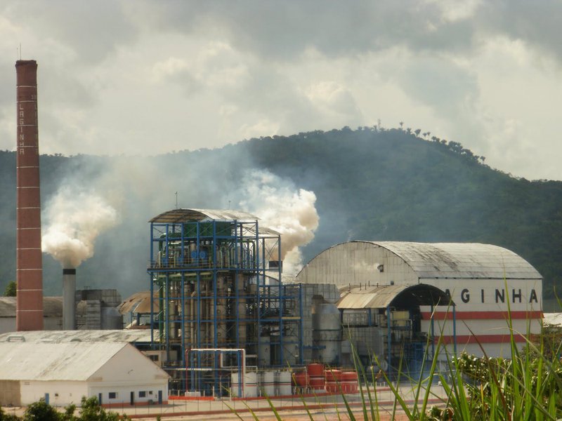 Escada abaixo, a safra de cana-de-açúcar em Alagoas caiu num abismo que pode não ter volta; com média histórica de produção de 26 milhões de toneladas, o setor sofreu abalos seguidos a partir do início da crise no setor financeiro internacional em 2008 e também com falta de chuvas; estado, que já teve 24 usinas em operação, agora são apenas 17, mas nem todas deverão moer nesta safra prevista para produzir apenas entre 13 milhões e 15 milhões de tonelada