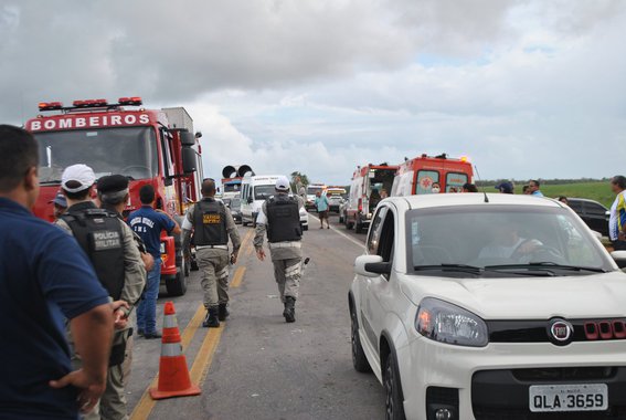 O Governo de Alagoas divulgou nesta segunda-feira (31) os editais para os concursos da Polícia Militar de Alagoas (PM/AL) e Corpo de Bombeiros (CBM/AL); segundo os editais do certame, são mil vagas para o cargo de soldado combatente da PM, 10 vagas para o cargo de oficial combatente do CBM/AL e 140 vagas para o cargo de soldado combatente do CBMAL; período de inscrições para os concursos começa nesta terça-feira (1) e prossegue até o dia 30 de agosto de 2017