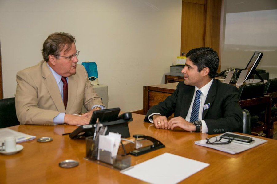 Diante da tentativa de ACM Neto (DEM) de tentar minimizar sua proximidade com o ex-ministro Geddel Vieira Lima, adversários do prefeito de Salvador refrescam sua memória com fotos e vídeos dos dois nas redes sociais; no vídeo acima, que conta ainda com a presença do senador Aécio Neves (PSDB), ACM aparece fazendo uma sessão de elogios a Geddel, e promete "lutar muito" para fazer do peemedebista senador pela Bahia