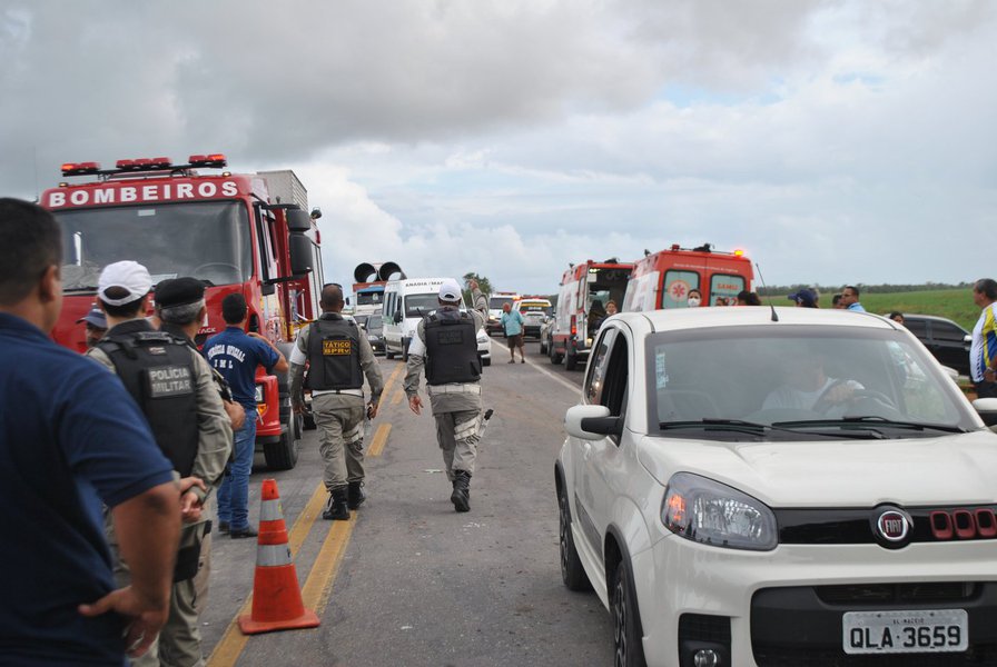 O Governo de Alagoas divulgou nesta segunda-feira (31) os editais para os concursos da Polícia Militar de Alagoas (PM/AL) e Corpo de Bombeiros (CBM/AL); segundo os editais do certame, são mil vagas para o cargo de soldado combatente da PM, 10 vagas para o cargo de oficial combatente do CBM/AL e 140 vagas para o cargo de soldado combatente do CBMAL; período de inscrições para os concursos começa nesta terça-feira (1) e prossegue até o dia 30 de agosto de 2017