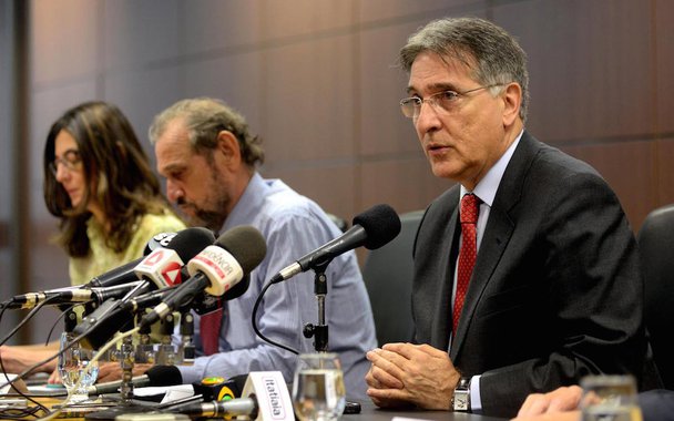 Em proposta enviada à Assembleia Legislativa, o governador Fernando Pimentel mudou o artigo 4 º da Lei Complementar 138, sobre licença para tratamento de saúde dos servidores atingidos pela decisão do STF, que, em 31 de dezembro de 2015, considerou inconstitucional a Lei 100/2010 e, em consequência, os profissionais deixaram seu cargos