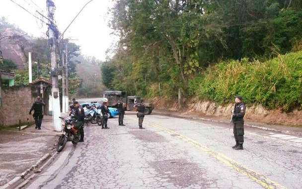 Um militar do Exército ficou ferido durante um tiroteio na manhã desta quarta-feira 16, em Niterói, no Grande Rio; homem participava de uma ação na comunidade do Caramujo, quando se envolveu num tiroteio e acabou atingido na mão; Forças Armadas participam hoje de operação conjunta com as polícias civil e militar em comunidades de Niterói; militares fazem o cerco a comunidades e estão localizados no que a Secretaria de Segurança considera pontos estratégicos
