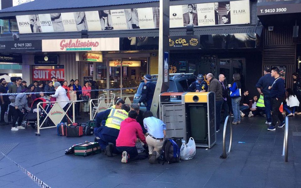 Um carro atropelou a multidão em Sydney; várias pessoas ficaram feridas de o veículo atropelar numerosos transeuntes em uma rua movimentada da cidade australiana; seis pessoas resultaram feridas; a princípio, a mídia local destaca que o acidente não foi considerado um atentado terrorista