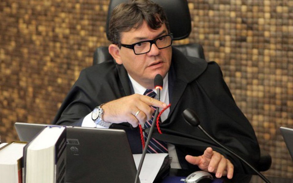Desembargador Paulo Barros da Silva Lima, corregedor-geral da Justiça de Alagoas, determinou a abertura de sindicância administrativa contra o juiz de direito Marcelo Tadeu Lemos para que este preste esclarecimentos sobre sua participação em uma aula popular, com outros juristas, sobre ilegalidades na Lava Jato, ocorrida em maio em Curitiba; sindicância foi aberta com o argumento de que o evento que o juiz participou seria de orientação político-partidária e que estaria no âmbito de sua vida pessoal e, para participar do evento, ele teria se ausentado de suas funções