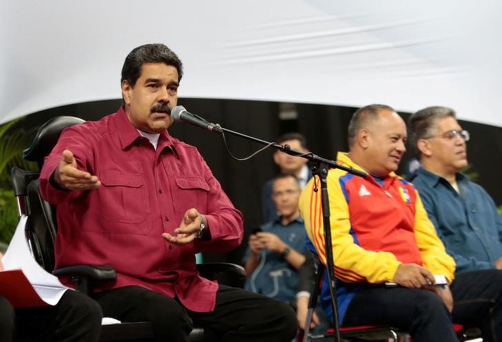 O presidente venezuelano criticou nesta segunda-feira 14 os comentários do presidente dos EUA, Donald Trump, sobre uma "opção militar" para o país sul-americano, acrescentando que ele mantém seu pedido para conversar com Trump; ele também determinou a realização de exercícios militares em resposta à ameaça de Trump