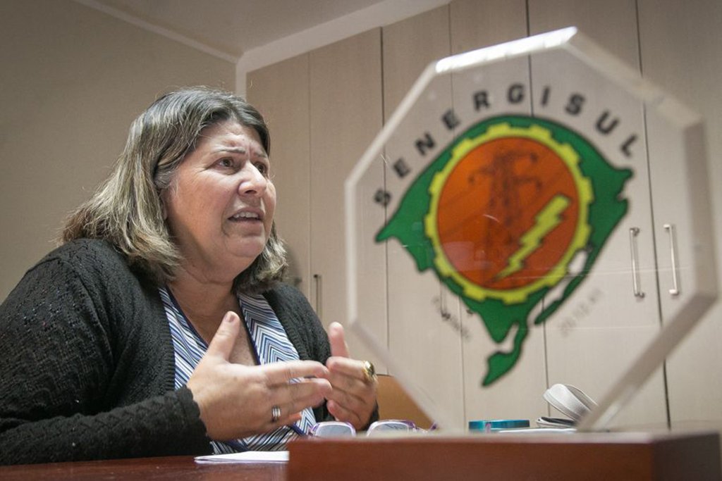 Na semana passada, circulou pelas redes sociais um relato de uma reunião que teria ocorrido entre integrantes da diretoria da Companhia Estadual de Energia Elétrica (CEEE) e representantes do governo José Ivo Sartori (PMDB) para tratar do futuro da empresa; segundo esse relato, o governo Sartori teria decidido iniciar uma campanha para convencer a população da necessidade de privatização da CEEE; "Difundir agendas negativas e plantar na opinião pública fatos que não são verdadeiros tem que ser tratado como um caso de polícia", diz Ana Maria Spadari, presidente do Sindicato dos Eletricitários do Rio Grande do Sul (Senergisul)