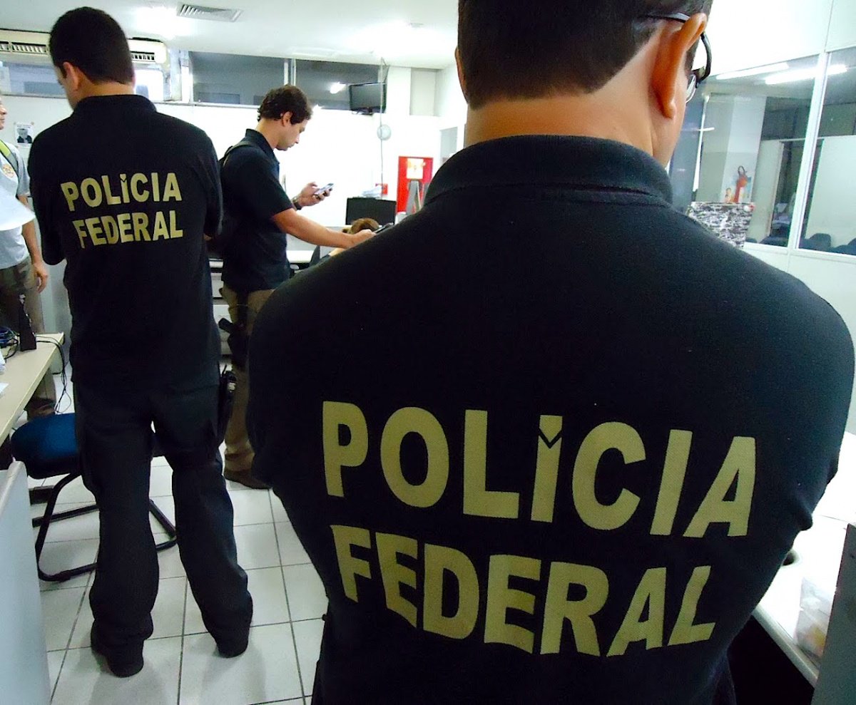 Apesar de ainda estar em processo de investigação e com previsão de o inquérito ser concluído em 60 dias, a Polícia Federal (PF) já indiciou cinco pessoas suspeitas de envolvimento no golpe do falso glaucoma; esquema consistia no diagnóstico errado de casos de glaucoma ou na prescrição de medicamentos mais caros; e, segundo a polícia, os pacientes assinavam fichas em branco quando iam receber colírios, o que facilitava a ação dos criminosos