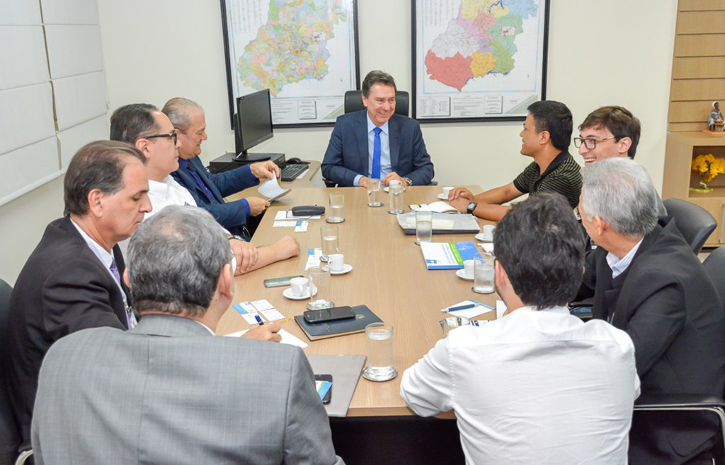 O secretário de Desenvolvimento Econômico de Goiás, Francisco Pontes, recebeu os executivos Haiguang (Bill) Duan, gerente geral da indústria chinesa Leili Marine Biotech, e Laercio Yamauti, gerente geral da boliviana Agrallia Agroindustrial S.A., que se interessam em trazer aproximadamente R$ 160 mi em investimentos para o Brasil; entretanto, o que mais desperta o interesse dos investidores é o potencial mercadológico do Estado de Goiás