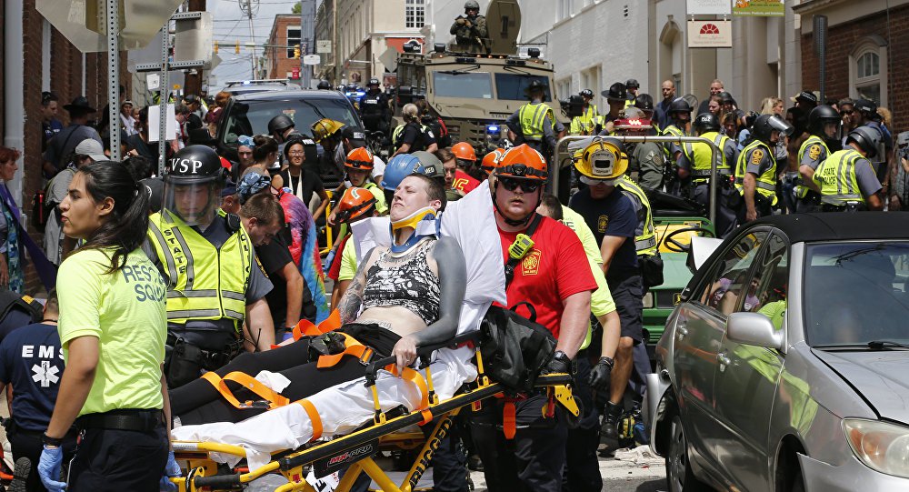 O FBI abriu neste domingo (13) uma investigação de direitos civis sobre os acontecimentos em Charlottesville; a cidade próxima da capital Washington foi sede de uma manifestação de neonazistas que protestavam contra a remoção de uma estátua em homenagem ao general confederado Robert E. Lee; eles entraram em confronto com antifascistas e três pessoas morreram 