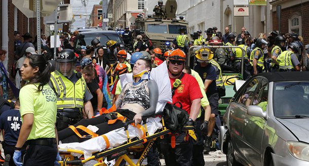 O FBI abriu neste domingo (13) uma investigação de direitos civis sobre os acontecimentos em Charlottesville; a cidade próxima da capital Washington foi sede de uma manifestação de neonazistas que protestavam contra a remoção de uma estátua em homenagem ao general confederado Robert E. Lee; eles entraram em confronto com antifascistas e três pessoas morreram 