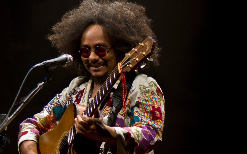 O cantor e compositor Chico César, um dos principais nomes da MPB, é primeiro entrevistado do programa "A voz do artista", que estreia hoje na TV 247 e será conduzido pelo jornalista cultural Tom Cardoso; Chico, autor de clássicos como "Estado de Poesia" e "Onde estará o meu amor?", falará de suas mais recentes composições e também do momento cultural brasileiro; acompanhe a transmissão ao vivo, pelo Facebook