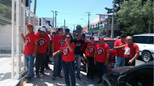 O Sindicato dos Comerciários de Fortaleza realizou manifestação em frente à Câmara Municipal, na manhã desta quarta-feira (14), em protesto ao ao Projeto de Lei da Prefeitura de Fortaleza que pretende estender o horário comercial na capital cearense. De acordo com o diretor do Sindicato, Sebastião Costa, o PL prejudica os trabalhadores do setor e beneficia os empresários que vêm de fora