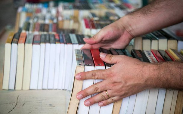 Duas recentes mudanças na política de incentivo à leitura dentro da rede pública de ensino, propostas pela Secretaria Municipal de Educação (Smed), têm causado algum alvoroço nos círculos literários porto-alegrenses; embora com finalidades próximas e realizadas ambas no mês de julho, a Prefeitura nega a relação entre as duas ações; de um lado está a adoção da plataforma ‘Elefante Letrado’, um programa de leitura desenvolvido por entidades privadas, nas escolas do município; do outro está o cancelamento da compra de livros por meio do programa Adote um Escritor, uma iniciativa que promove o encontro entre autores e alunos da rede municipal desde 2002
