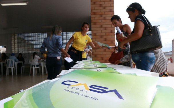 O vice-governador José Eliton e o secretário nacional de Agricultura Familiar e do Desenvolvimento Agrário, José Ricardo Roseno, assinam nesta sexta-feira (11), no andar do Palácio Pedro Ludovico Teixeira, termo de cooperação técnica que garante a liberação de recursos da ordem de R$ 40 milhões para ações de regularização fundiária e crédito fundiário; cerca de 10 mil famílias devem ser beneficiadas com o acordo; os recursos devem ser repassados à Secretaria de Desenvolvimento Econômico (SED), Superintendência Executiva de Agricultura e Emater