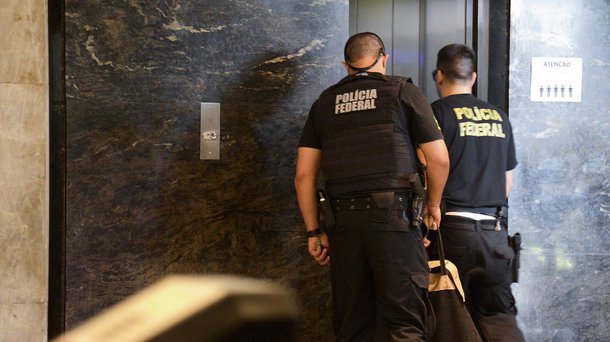 Polícia Federal (PF) e a Controladoria Geral da União cumpriram 19 mandados na cidade de Apuarema, no interior da Bahia; Operação Inflet busca indícios e depoimentos para investigar desvio de recursos federais do Fundo de Manutenção e Desenvolvimento da Educação Básica (Fundeb) e de Valorização dos Profissionais da Educação, praticados pela ex-prefeita da cidade, pelo ex-secretário de Administração (filho da ex-prefeita) e ex- servidores municipais
