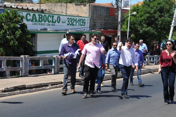 O governador Wellington Dias visitou, o município de Ilha Grande, onde inaugurou obras e autorizou outros benefícios para o município; na oportunidade, o governador entregou cerca de 5 mil metros quadrados em pavimentação poliédricas de ruas e avenidas da cidade; capitaneada pela Secretaria de Estado das Cidades (Secid), a obra recebe aporte financeiro de R$ 616 mil; além de vistoriar outras obras, Dias anunciou benefícios para Ilha Grande, como o asfaltamento de 21 mil metros quadrados em ruas e avenidas no município; autorização para Secretaria de Estado do Turismo (Setur) elaborar um projeto de urbanização para o povoado Tatus