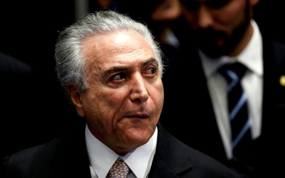 A peça de defesa de Michel Temer assinada pelo advogado Eduardo Carnelós está destinada a figurar entre os documentos mais cínicos da História. Ela se dedica menos a contestar, no mérito, a dupla denúncia por formação de organização criminosa e obstrução da Justiça, e muito mais a achincalhar seu autor, o ex-procurador-geral da República. Com a valentia dos covardes, pois Janot não está mais no cargo nem terá direito à palavra durante o processo na Câmara, a defesa o acusa de ter tramado um golpe, aponta a colunista Tereza Cruvinel; com este grito de “pega ladrão” dado por Temer,  realmente vamos ingressando no mundo do realismo fantástico. Não por acaso o autor recorre a Gabriel Garcia Marques para titular um dos capítulos de seu libelo em que mais acusa que defende, afirma a jornalista