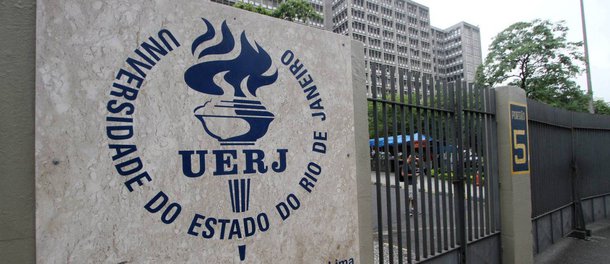 O desembargador Peterson Barroso Simão, da 3ª Câmara Cível do TJ-RJ, determinou que o governo do estado não aumente a contribuição previdenciária dos professores da Universidade do Estado do Rio de Janeiro (Uerj) de 11% para 14% enquanto os salários estiverem atrasados; na decisão, o desembargador destaca que "é notória a crise econômico-financeira do Estado do Rio de Janeiro, cujos reflexos atingem os docentes da Uerj, com atrasos e parcelamentos da folha de pagamento, inclusive até hoje sem a quitação do décimo terceiro salário referente ao ano de 2016"