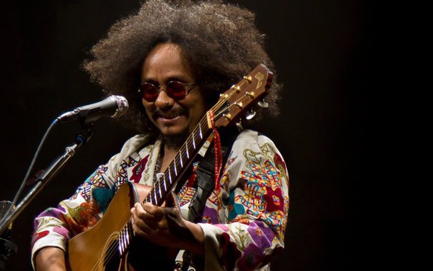 O cantor e compositor Chico César, um dos principais nomes da MPB, é primeiro entrevistado do programa "A voz do artista", que estreia hoje na TV 247 e será conduzido pelo jornalista cultural Tom Cardoso; Chico, autor de clássicos como "Estado de Poesia" e "Onde estará o meu amor?", falará de suas mais recentes composições e também do momento cultural brasileiro; acompanhe a transmissão ao vivo, pelo Facebook