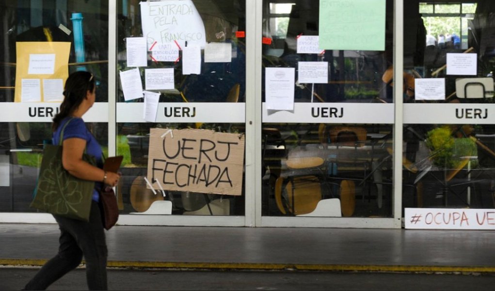 Novamente com suas aulas e demais atividades paralisadas desde o dia 3 de outubro, a Uerj – que este ano já figurou em dois rankings de excelência - sofre nos últimos anos com severos cortes orçamentários que agora chegam a um ponto crítico; fim da Uerj, considerado um polo do pensamento democrático e progressista nacional, estaria inserido no processo de golpe contra as instituições democráticas do país e as conquistas dos trabalhadores, iniciado após o afastamento de Dilma Rousseff da Presidência da República