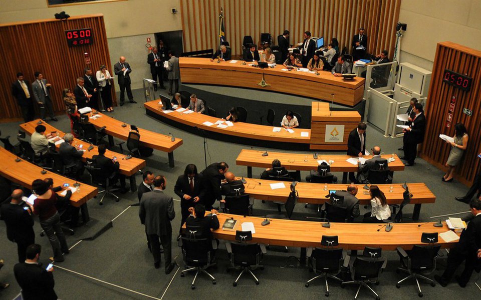 A Câmara Legislativa do Distrito Federal (CLDF) aprovou o projeto de lei complementar que reestrutura a previdência no Distrito Federal; a matéria recebeu 14 votos favoráveis e oito votos contrários; as principais proposições foram a criação de uma previdência complementar para novos funcionários públicos, a criação de um fundo solidário garantidor, que será abastecido por fontes extraordinárias de receitas, e a unificação dos fundos capitalizado e financeiro