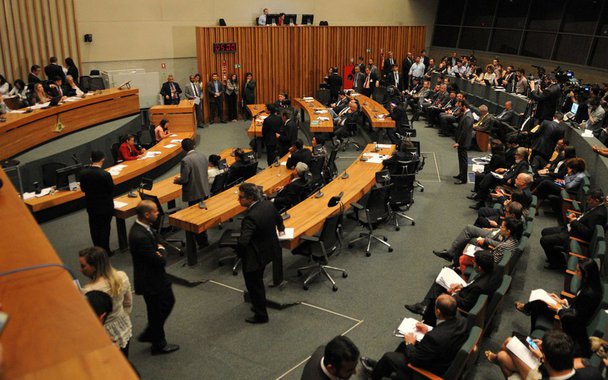 O governo do Distrito Federal encaminhou o Projeto de Lei Orçamentária Anual para 2018 (PLoa) foi encaminhado pelo Executivo para a Câmara Legislativa; segundo o executivo, as receitas previstas para o ano que vem resultam em R$ 26,95 bilhões; a evolução do orçamento mostra crescimento de apenas 0,1% na previsão das receitas de 2018, em comparação com a Lei Orçamentária vigente para 2017, que previu receita de R$ 26,90 bilhões