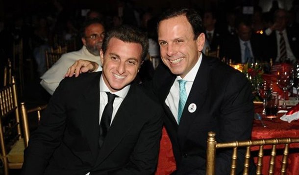 prefeito de São Paulo, João Doria (PSDB), ainda sonha com a campanha presidencial, embora negue para não desagradar o padrinho político, o governador Geraldo Alckmin (PSDB); segundo o colunista Gabriel Mascarenhas, do Radar Online, o sonho de Doria é ter o apresentador de TV Luciano Huck, ex-amigo do senador Aécio Neves (PSDB), de alguma forma, em seu palanque na eleição presidencial; "Um emissário já foi escalado para sondar o apresentador. O Senado no Rio é uma opção", diz o colunista