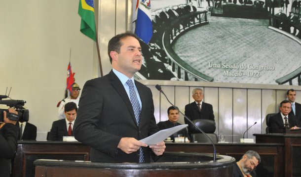 O governador Renan Filho (PMDB) anunciou que vai vetar o reajuste salarial aprovado, para ele e para o vice-governador Luciano Barbosas (PMDB), pela Assembleia Legislativa de Alagoas, em sessão extraordinária realizada há uma semana; em sua decisão, Renan se reporta à conjuntura nacional "desfavorável", alegando ainda a dificuldade de se manter em dia o pagamento do funcionalismo público; aumento dado pelos deputados pode causar um efeito cascata, uma vez que também teria que ser estendido a delegados de polícia e fiscais de renda 