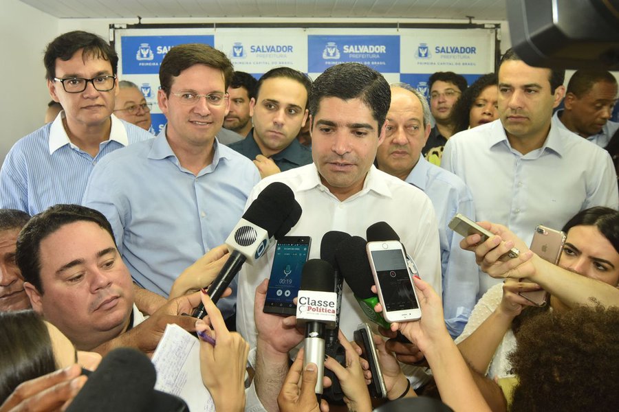 O prefeito ACM Neto anunciou nesta terça-feira os nomes de novos secretários e dirigentes de órgãos municipais; algumas mudanças foram "por necessidade", como no caso da Secretaria de Educação - Paloma Modesto pediu demissão; e outras "para dar um novo gás ao que já vem dando certo", segundo o prefeito; outra 'necessidade', embora ACM Neto tenha tentado ser discreto, é a mudança na Defesa Civil; ex-titular da pasta, Gustavo Ferraz, do PMDB, foi preso há duas semanas pela Polícia Federal junto com Geddel Vieira Lima, em decorrência da apreensão de R$ 51 milhões num apartamento emprestado ao ex-ministro em Salvador