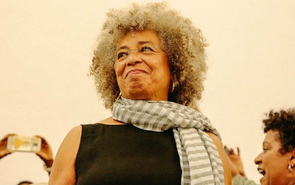 A filósofa e ativista norte-americana Angela Davis, símbolo da luta pelos direitos civis da população negra, esteve nesta terça-feira em Salvador, na UFBA, para falar da luta das mulheres negras, em um momento "difícil" no qual o mundo assiste a uma guinada à direita, com a ascensão de Donald Trump nos Estados Unidos e o "golpe antidemocrático" ocorrido no Brasil; a um auditório lotado, a professora do Departamento de Estudos Feministas da Universidade da Califórnia afirmou que, após a derrubada de Dilma Rousseff, o movimento das mulheres negras criou "a melhor esperança para o futuro do Brasil"
