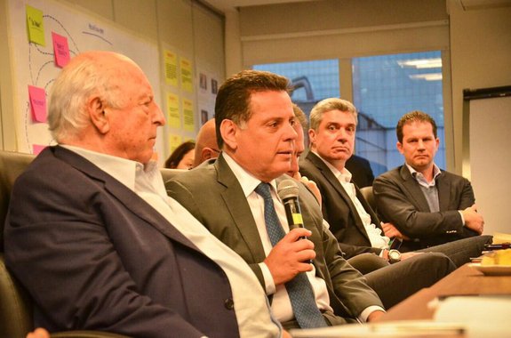 Governador de Goiás afirmou que, seria um avanço aprovar um novo modelo de aposentadoria a partir de agora, sem privilégios a uma pequena casta dentro do funcionalismo público; Marconi defendeu também a redução do Estado, inclusive com a diminuição do número de parlamentares por cada Estado da federação