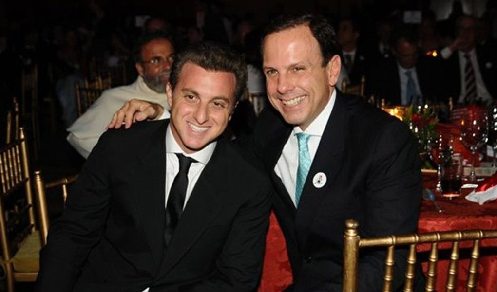 prefeito de São Paulo, João Doria (PSDB), ainda sonha com a campanha presidencial, embora negue para não desagradar o padrinho político, o governador Geraldo Alckmin (PSDB); segundo o colunista Gabriel Mascarenhas, do Radar Online, o sonho de Doria é ter o apresentador de TV Luciano Huck, ex-amigo do senador Aécio Neves (PSDB), de alguma forma, em seu palanque na eleição presidencial; "Um emissário já foi escalado para sondar o apresentador. O Senado no Rio é uma opção", diz o colunista