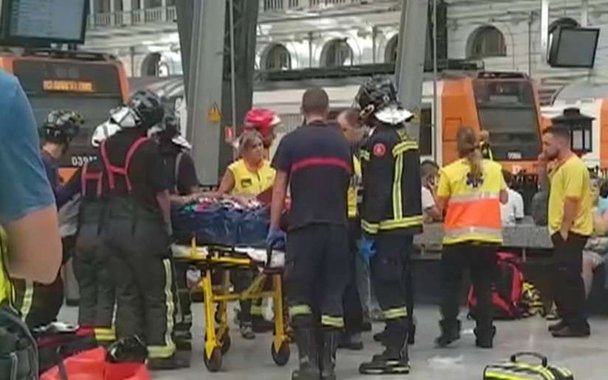 Acidente se deu na sequência do embate do trem contra a plataforma na Estação de França e produziu ao menos 48 feridos; trem não conseguiu parar e colidiu com a plataforma; regime de emergência nos transportes ferroviários foi ativado, sendo que no local estão 6 ambulância, 9 patrulhas policiais e 11 tripulações de bombeiros