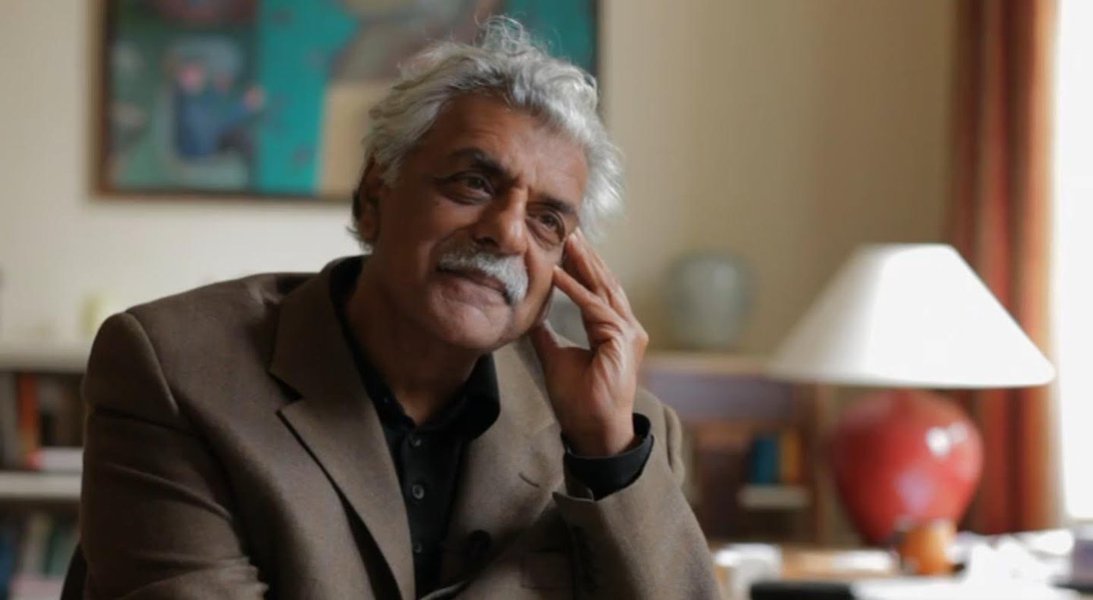 O ensaísta paquistanês Tariq Ali afirmou que Ao expressar abertamente preconceitos de raça, origem e religião, o presidente Donald Trump pode até constranger as elites progressistas do país, mas está apenas verbalizando uma ideologia que existe desde a fundação dos Estados Unidos; "Trump tem apelo especial para estratos conservadores, mas ele não é diferente de Ronald Reagan, dos Bush ou de Richard Nixon -cujas gravações do caso Watergate tornaram evidente seu racismo e antissemitismo. Só que Trump diz isso em público, o que contraria muita gente, porque as pessoas acreditam nos EUA, adotado como modelo para muitos países do mundo. Mas, na verdade, os EUA têm sido isso há muito tempo. O racismo organizado não foi criado por Trump, e existe nos EUA desde sua fundação", afirmou Ali 