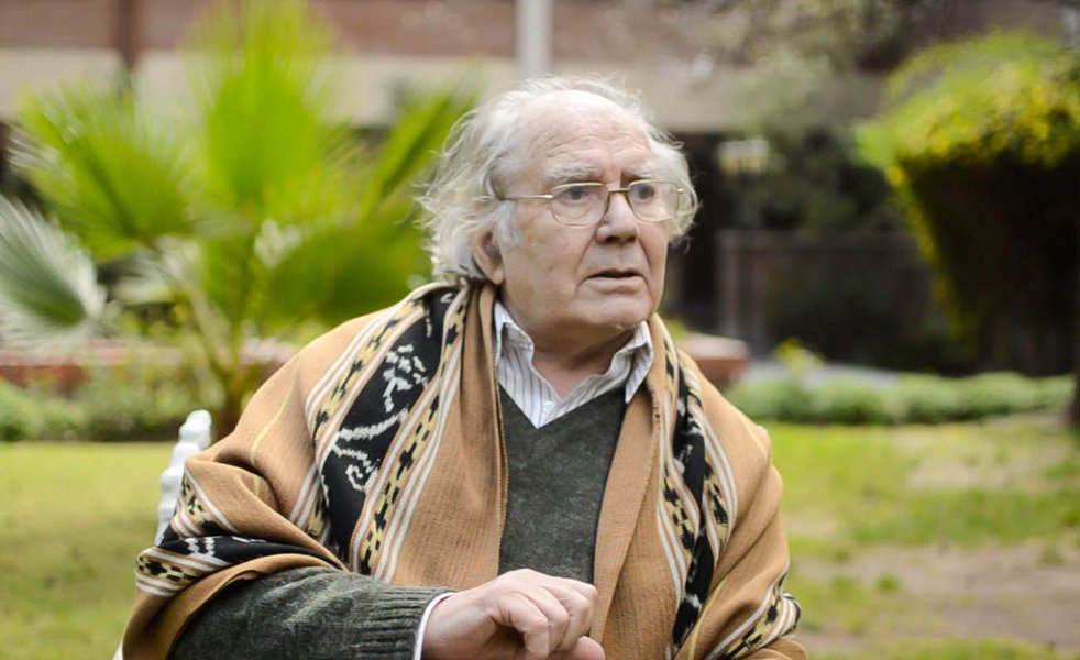 "Considerando as declarações de Pérez Esquivel, prêmio Noble da paz, o estilo lavajateiro, inaugurado pelo Brasil, continua avançando para outros países, sempre baseado em prisões arbitrárias, cautelares, e, sobretudo, na transformação do processo judicial num grande espetáculo midiático, a serviço de setores políticos aliados do mercado financeiro e obediente à Washington", escreve o jornalista Miguel do Rosário, editor de O Cafezinho; ele reproduz texto de Esquivel (foto) sobre 'la detención de Boudou': "Parece el Bailando por un Sueño"