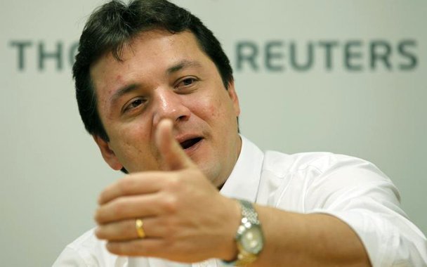 Conselho de administração da JBS afirmou que os pedidos do BNDES para a retirada do presidente-executivo da companhia, Wesley Batista, e contratação de auditoria externa para apuração dos fatos narrados nas delações premiadas dos irmãos Batista seriam prejudiciais para a empresa; com isso, a maioria do conselho decidiu pela manutenção de Batista na presidência da companhia, segundo comunicado da empresa ao mercado; em delações premiadas, Wesley e o irmão, Joesley Batista; implicaram diversos políticos em crimes de corrupção, incluindo Michel Temer, flagrado em uma gravação negociando o silêncio do ex-deputado Eduardo Cunha