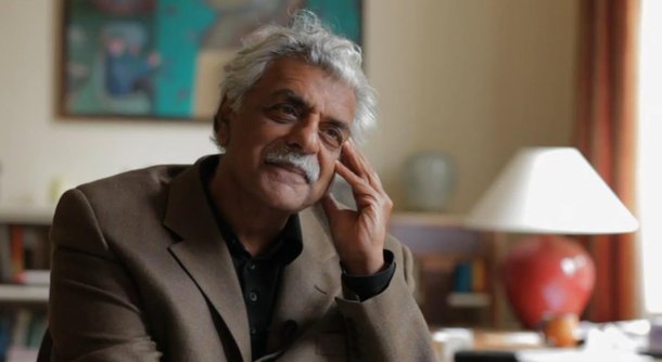 O ensaísta paquistanês Tariq Ali afirmou que Ao expressar abertamente preconceitos de raça, origem e religião, o presidente Donald Trump pode até constranger as elites progressistas do país, mas está apenas verbalizando uma ideologia que existe desde a fundação dos Estados Unidos; "Trump tem apelo especial para estratos conservadores, mas ele não é diferente de Ronald Reagan, dos Bush ou de Richard Nixon -cujas gravações do caso Watergate tornaram evidente seu racismo e antissemitismo. Só que Trump diz isso em público, o que contraria muita gente, porque as pessoas acreditam nos EUA, adotado como modelo para muitos países do mundo. Mas, na verdade, os EUA têm sido isso há muito tempo. O racismo organizado não foi criado por Trump, e existe nos EUA desde sua fundação", afirmou Ali 
