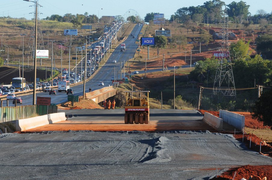 A primeira grande entrega do conjunto de obras no Trevo de Triagem Norte vai ocorrer ainda neste ano; até o fim de 2017, quem trafega pela região vai poder usar a nova ligação das vias L4 e W3; até o momento, foram executados cinco viadutos, cerca de 1,5 quilômetro de terraplanagem e 2 quilômetros de redes de drenagem; as intervenções estão com conclusão total prevista para o fim de 2018 — no entanto, para desafogar o trânsito mais rapidamente, serão feitas entregas parciais no cronograma